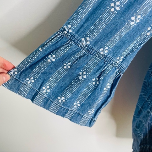 Harper x Francesca’s Denim Bell Sleeve Keyhole Back Top- Medium - Picture 3 of 7